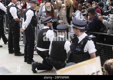 200603 -- LONDON, June 3, 2020 Xinhua -- Two policemen kneel down in front of protesters outside Downing Street in London, Britain, on June 3, 2020. Thousands of people gathered in London on Wednesday to protest over the death of George Floyd, an unarmed black man suffocated to death by a white police officer in the mid-western U.S. state of Minnesota last week. Photo by Ray Tang/Xinhua BRITAIN-LONDON-FLOYD S DEATH-DEMONSTRATION PUBLICATIONxNOTxINxCHN Stock Photo