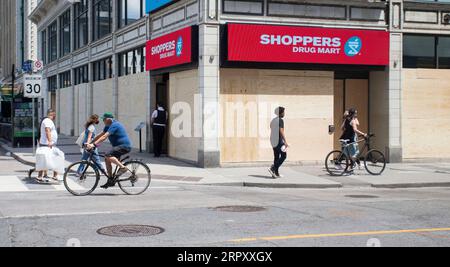 200605 -- TORONTO, June 5, 2020 -- People pass a boarded-up Shoppers Drug Mart store in Toronto, Canada, on June 4, 2020. With more anti-racism protests planned this weekend in Toronto, some downtown retail stores boarded up their storefronts for fear of being looted. Photo by /Xinhua CANADA-TORONTO-ANTI-RACISM PROTEST-BOARDING UP ZouxZheng PUBLICATIONxNOTxINxCHN Stock Photo