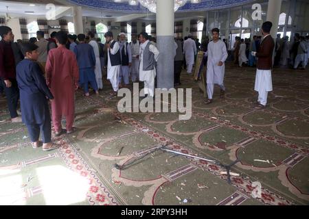 Afghanistan, Mindestens vier Tote nach Bombenexplosion in Moschee in Kabul  200612 -- KABUL, June 12, 2020 -- Local people stand at the site of a blast inside a mosque in Kabul, capital of Afghanistan, June 12, 2020. Casualties feared as a blast ripped through a mosque in Karta-Char area of Kabul city in Afghanistan on Friday, an official said. Photo by /Xinhua AFGHANISTAN-KABUL-MOSQUE-BLAST Mohammad PUBLICATIONxNOTxINxCHN Stock Photo