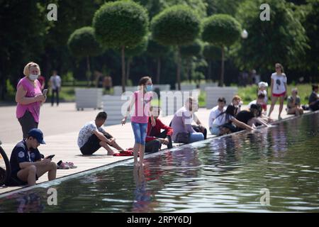 200616 -- MOSCOW, June 16, 2020 Xinhua -- People enjoy their time near a fountain in Gorky Park in Moscow, Russia, on June 16, 2020. Russia added 8,248 COVID-19 cases in the past 24 hours, taking its total to 545,458, the country s coronavirus response center said in a statement Tuesday. The city of Moscow began to spring to life on Tuesday as it entered a new phase. Photo by Alexander Zemlianichenko Jr/Xinhua RUSSIA-MOSCOW-COVID-19-NEW PHASE PUBLICATIONxNOTxINxCHN Stock Photo
