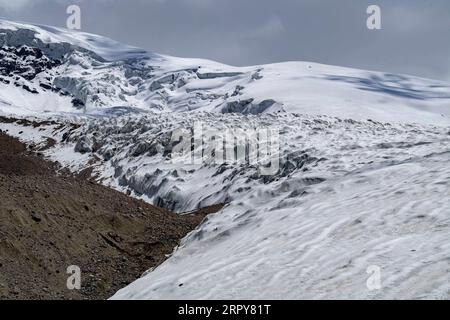 200619 --TAXKORGAN, June 19, 2020 -- Photo taken on June 19, 2020 shows the glacier on Mount Muztagata on the Pamir Plateau, northwest China s Xinjiang Uygur Autonomous Region.  CHINA-XINJIANG-PAMIR PLATEAU-SCENERY CN HuxHuhu PUBLICATIONxNOTxINxCHN Stock Photo