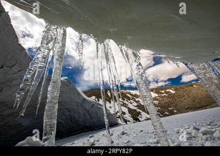 200619 --TAXKORGAN, June 19, 2020 -- Photo taken on June 19, 2020 shows the glacier on Mount Muztagata on the Pamir Plateau, northwest China s Xinjiang Uygur Autonomous Region.  CHINA-XINJIANG-PAMIR PLATEAU-SCENERY CN HuxHuhu PUBLICATIONxNOTxINxCHN Stock Photo