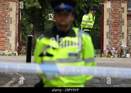 200621 -- READING BRITAIN, June 21, 2020 Xinhua -- Police officers are seen behind a police cordon at an entrance to Forbury Gardens where stabbings took place in Reading, Britain, on June 21, 2020. Britain s counter-terrorism police said Sunday that the stabbing incident taking place in southern England s town of Reading on Saturday night has now been declared a terrorist incident. Photo by Tim Ireland/Xinhua BRITAIN-READING-STABBING-TERRORIST INCIDENT PUBLICATIONxNOTxINxCHN Stock Photo