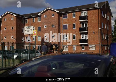 200621 -- READING BRITAIN, June 21, 2020 Xinhua -- TV crews work outside the block of flats where a suspect was arrested on suspicion of murder in Reading, Britain, on June 21, 2020. Britain s counter-terrorism police said Sunday that the stabbing incident taking place in southern England s town of Reading on Saturday night has now been declared a terrorist incident. Photo by Tim Ireland/Xinhua BRITAIN-READING-STABBING-TERRORIST INCIDENT PUBLICATIONxNOTxINxCHN Stock Photo