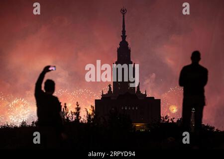 200626 -- BEIJING, June 26, 2020 -- People watch as fireworks explode above the Moscow State University building during celebrations marking the 75th anniversary of the Soviet victory against the Nazis in World War II in Moscow, Russia, on June 24, 2020. Photo by /Xinhua XINHUA PHOTOS OF THE DAY AlexanderxZemlianichenkoxJr PUBLICATIONxNOTxINxCHN Stock Photo