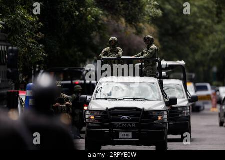 200627 -- MEXICO CITY, June 27, 2020 Xinhua -- Soldiers stand guard around the hospital where Mexico City Chief of Police Omar Garcia Harfuch is treated after being attacked by gunmen in Mexico City, Mexico, June 26, 2020. A group of gunmen opened fire on Mexico City Chief of Police Omar Garcia Harfuch and his bodyguards on Friday morning, injuring him and killing two officers and a civilian, according to local authorities. Photo by Francisco Canedo/Xinhua MEXICO-MEXICO CITY-POLICE CHIEF-ATTACK PUBLICATIONxNOTxINxCHN Stock Photo