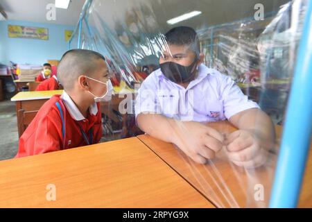 200701 -- BANGKOK, July 1, 2020 Xinhua -- Students talk with each other with a plastic sheet separating them at a school in Bangkok, Thailand, July 1, 2020. Schools in Thailand reopened on Wednesday. Xinhua/Rachen Sageamsak THAILAND-BANGKOK-COVID-19-SCHOOL-REOPENING PUBLICATIONxNOTxINxCHN Stock Photo