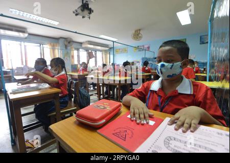 200701 -- BANGKOK, July 1, 2020 Xinhua -- Students wearing face masks take a break at a school in Bangkok, Thailand, July 1, 2020. Schools in Thailand reopened on Wednesday. Xinhua/Rachen Sageamsak THAILAND-BANGKOK-COVID-19-SCHOOL-REOPENING PUBLICATIONxNOTxINxCHN Stock Photo