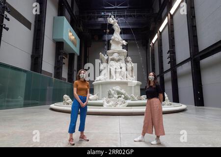 Bilder des Jahres 2020, Entertainment 07 Juli Entertainment Themen der Woche KW30 Entertainment Bilder des Tages Entertainment Bilder des Tages 200724 -- LONDON, July 24, 2020 Xinhua -- Staff members wearing face masks stand in front of an art installation during a press preview for the reopening of the Tate Modern art museum in London, Britain, on July 24, 2020. Art museums Tate Modern, Tate Britain, Tate Liverpool and Tate St Ives will reopen to the public from July 27 after their closure due to the COVID-19 pandemic. Photo by Ray Tang/Xinhua BRITAIN-LONDON-ART MUSEUMS-TATE-REOPENING PUBLICA Stock Photo