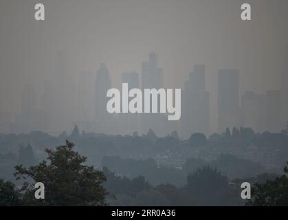 Wimbledon, London, UK. 6th Sep, 2023. Temperature in London forecast to be the highest this year with a mild and hazy dawn obscuring the skyscrapers in central London and misty suburbs in the foreground. Credit: Malcolm Park/Alamy Live News Stock Photo