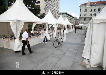 200810 -- SARAJEVO, Aug 10, 2020 -- People attend a book fair at Children s Square in Sarajevo, Bosnia and Herzegovina BiH, on Aug 10, 2020. The Book Fair opened in the open space at the Children s Square in Sarajevo on Aug. 07. and will run until August 19. Nedim Grabovica BOSNIA AND HERZEGOVINA-SARAJEVO-BOOK FAIR ZhangxXiuzhi PUBLICATIONxNOTxINxCHN Stock Photo