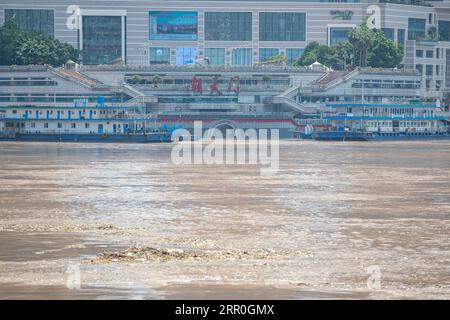 200814 -- CHONGQING, Aug. 14, 2020 -- Photo taken on Aug. 14, 2020 shows the Yangtze River near Chaotianmen in southwest China s Chongqing Municipality. Yangtze River, China s longest, has recorded the fourth flood of the year in its upper reaches after a spell of heavy rainfall, authorities said Friday.  CHINA-CHONGQING-YANGTZE RIVER-FLOOD CN HuangxWei PUBLICATIONxNOTxINxCHN Stock Photo