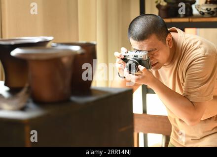 200904 -- HANGZHOU, Sept. 4, 2020 -- Yu Yuanfeng takes photos of pottery works in his studio in Hangzhou, east China s Zhejiang Province, Sept. 1, 2020. Yu Yuanfeng, a master degree graduate in ceramic art of China Academy of Art, is fascinated by making coffee in different forms of pottery. He resigned from a university after working as a teacher for 11 years and set up a studio in the outskirts of Hangzhou to make various types of pottery to brew coffee.  CHINA-ZHEJIANG-COFFEE-POTTERYCN WengxXinyang PUBLICATIONxNOTxINxCHN Stock Photo