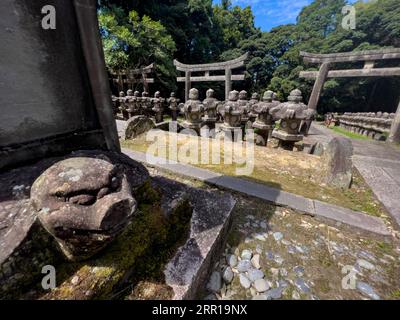 Stone lanterns at the buddhist temple of Tokoji, Hagi, Japan Stock Photo