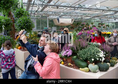 200913 -- MOSCOW, Sept. 13, 2020 -- Visitors take a selfie during the annual flower festival at Aptekarskiy Ogorod botanical garden in Moscow, Russia, on Sept. 13, 2020. The autumn flower festival opened here on Sept. 12. Photo by /Xinhua RUSSIA-MOSCOW-FLOWER FESTIVAL AlexanderxZemlianichenkoxJr PUBLICATIONxNOTxINxCHN Stock Photo