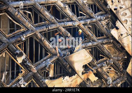 200915 -- BEIRUT, Sept. 15, 2020 -- Workers remove the burnt decoration materials of a building under construction in downtown Beirut, Lebanon, Sept. 15, 2020. A massive fire erupted on Tuesday morning in a building in Beirut s downtown, al-Jadeed local TV channel reported. No casualties were reported.  LEBANON-BEIRUT-FIRE BilalxJawich PUBLICATIONxNOTxINxCHN Stock Photo