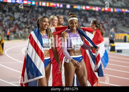 Amber Anning and Nicole Yeargin with her country's flag in the 4x400 meter relay at the World Athletics Championships in Budapest Stock Photo