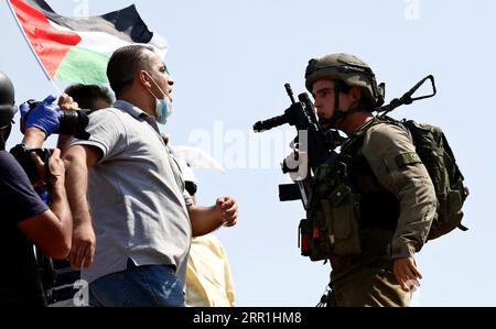 Bilder des Jahres 2020, News 09 September News Themen der Woche KW38 News Bilder des Tages 200918 -- NABLUS, Sept. 18, 2020 -- A Palestinian protester confronts an Israeli soldier during clashes following a protest against the expansion of Jewish settlements and the normalization agreements of Israel with the United Arab Emirates and Bahrain, in the West Bank village of Asira al-Qibliya near Nablus on Sept. 18, 2020. Photo by /Xinhua MIDEAST-WEST BANK-NABLUS-CLASH AymanxNobani PUBLICATIONxNOTxINxCHN Stock Photo