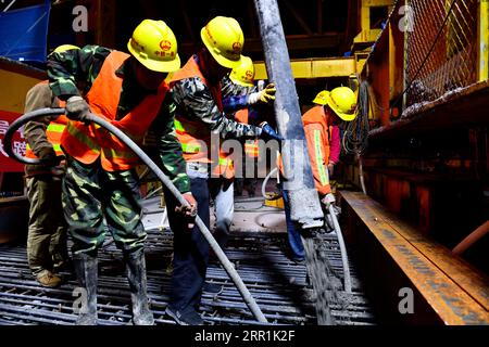 200920 -- JINAN, Sept. 20, 2020 -- Workers join together two parts of an arch bridge across the Liangji Canal at a construction site of the Qufu-Heze section on the Rizhao-Lankao high-speed railway in east China s Shandong Province, Sept. 19, 2020.  CHINA-SHANDONG-RAILWAY BRIDGE-CONSTRUCTION CN GuoxXulei PUBLICATIONxNOTxINxCHN Stock Photo