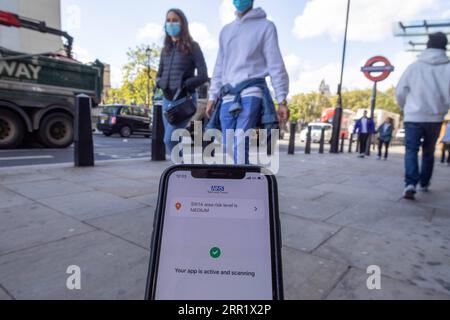 News Bilder des Tages 200925 -- LONDON, Sept. 25, 2020 -- Photo taken on Sept. 24, 2020 shows the NHS COVID-19 app displayed on a phone outside Westminster tube station in London, Britain. On Thursday, more than one million people have downloaded the British government s long-anticipated contact-tracing NHS COVID-19 app for England and Wales within its first day of launch. The official NHS COVID-19 app instructs users to quarantine for 14 days if it detects they were nearby someone who has the virus. Photo by /Xinhua BRITAIN-LONDON-NHS COVID-19 APP-LAUNCH TimxIreland PUBLICATIONxNOTxINxCHN Stock Photo