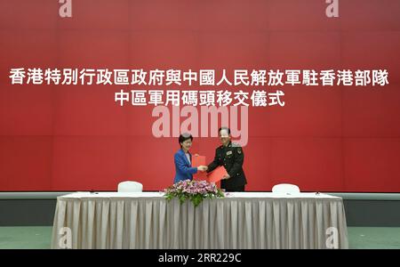 News Bilder des Tages 200929 -- HONG KONG, Sept. 29, 2020 -- Chief Executive of the Hong Kong Special Administrative Region HKSAR Carrie Lam and commander of the Chinese People s Liberation Army PLA Garrison in the HKSAR Chen Daoxiang exchange the memorandum on the handover of the Central Military Dock in Hong Kong, south China, Sept. 29, 2020. The HKSAR government on Tuesday handed over the Central Military Dock to the PLA Garrison in the HKSAR. CHINA-HONG KONG-MILITARY DOCK-HANDOVER CN WuxXiaochu PUBLICATIONxNOTxINxCHN Stock Photo