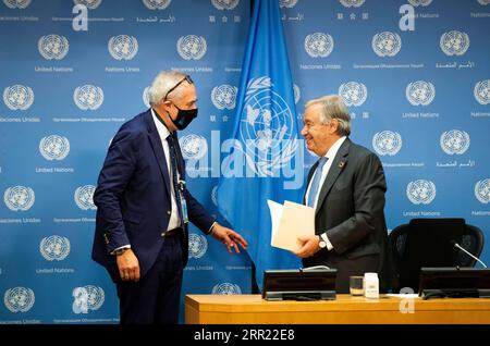 200929 -- UNITED NATIONS, Sept. 29, 2020 -- United Nations Secretary-General Antonio Guterres R talks with his spokesman Stephane Dujarric at a joint press conference with Canadian Prime Minister Justin Trudeau and Jamaican Prime Minister Andrew Holness not in the picture at the UN headquarters in New York, on Sept. 29, 2020. UN Secretary-General Antonio Guterres on Tuesday called for further debt relief for poor and middle-income countries for them to respond to COVID-19.  UN-SECRETARY-GENERAL-JOINT PRESS CONFERENCE-CANADA-JAMAICA-PM WangxYing PUBLICATIONxNOTxINxCHN Stock Photo