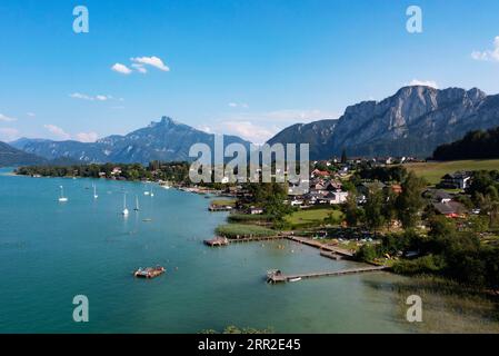 Drone shot, panorama, Mondsee, bathing beach in the district of Schwarzindien with Schafberg, Salzkammergut, Upper Austria, Austria Stock Photo
