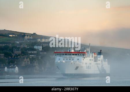 Northland ferry Hamnavoe departs Stromness harbour in morning mist, West Mainland, Orkney Islands, Scotland, UK. Stock Photo