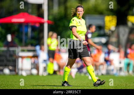 Enschede, Netherlands. 06th Sep, 2023. ENSCHEDE, NETHERLANDS - SEPTEMBER 6: Referee Stacey Pearson during the UEFA Women's Champions League LP Group 1 Semi Final match between Levante UD and Stjarnan at the Sportpark Schreurserve on September 6, 2023 in Enschede, Netherlands (Photo by Rene Nijhuis/BSR Agency) Credit: BSR Agency/Alamy Live News Stock Photo