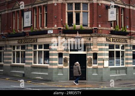 201024 -- MANCHESTER, Oct. 24, 2020 -- A man walks past a closed pub in the city center of Manchester, Britain, on Oct. 23, 2020. Another 20,530 people in Britain have tested positive for COVID-19, bringing the total number of coronavirus cases in the country to 830,998, according to official figures released Friday. British Prime Minister Boris Johnson on Tuesday said that Greater Manchester will move into Tier Three, the highest level of COVID-19 restrictions, from midnight on Thursday. Photo by /Xinhua BRITAIN-MANCHESTER-COVID-19-TIER THREE RESTRICTIONS JonxSuper PUBLICATIONxNOTxINxCHN Stock Photo