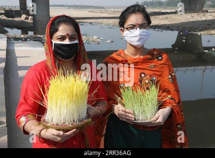 kajaliya teej festival: जबलपुर में किन्नरों ने धूमधाम से मनाया कजलिया  त्यौहार, सिर पर भुजरिया रख लोगों को दिया आशीर्वादः transgender celebrate  kajliya festival on road of ...