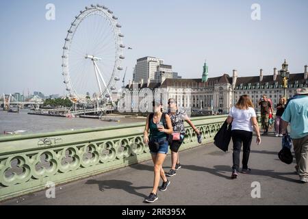 London, UK.  6 September 2023.  UK Weather – Tourists cross Westminster Bridge.  The UK Health Security Agency has issued an amber alert saying that people of all ages could be affected by the current heatwave as the Met Office predicts high temperatures exceeding 30C for the week..  Credit: Stephen Chung / Alamy Live News Stock Photo
