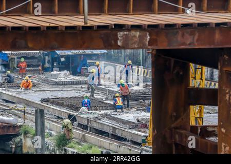 201118 -- MANILA, Nov. 18, 2020 -- Workers work at the construction site of the China-funded Binondo-Intramuros Bridge in Manila, the Philippines, Nov. 18, 2020. The project, started in July 2018, is one of the two China-aid bridges across the Pasig River in the Philippine capital Manila. These bridges are expected to not only improve the capacity and the efficiency of Metro Manila s transportation corridor but also enhance the resilience of the country s road network against natural disasters.  PHILIPPINES-MANILA-CHINA AID-BINONDO-INTRAMUROS BRIDGE ROUELLExUMALI PUBLICATIONxNOTxINxCHN Stock Photo