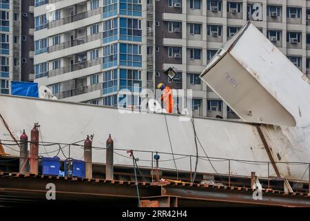 201118 -- MANILA, Nov. 18, 2020 -- A worker works at the construction site of the China-funded Binondo-Intramuros Bridge in Manila, the Philippines, Nov. 18, 2020. The project, started in July 2018, is one of the two China-aid bridges across the Pasig River in the Philippine capital Manila. These bridges are expected to not only improve the capacity and the efficiency of Metro Manila s transportation corridor but also enhance the resilience of the country s road network against natural disasters.  PHILIPPINES-MANILA-CHINA AID-BINONDO-INTRAMUROS BRIDGE ROUELLExUMALI PUBLICATIONxNOTxINxCHN Stock Photo