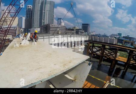 201118 -- MANILA, Nov. 18, 2020 -- Workers work at the construction site of the China-funded Binondo-Intramuros Bridge in Manila, the Philippines, Nov. 18, 2020. The project, started in July 2018, is one of the two China-aid bridges across the Pasig River in the Philippine capital Manila. These bridges are expected to not only improve the capacity and the efficiency of Metro Manila s transportation corridor but also enhance the resilience of the country s road network against natural disasters.  PHILIPPINES-MANILA-CHINA AID-BINONDO-INTRAMUROS BRIDGE ROUELLExUMALI PUBLICATIONxNOTxINxCHN Stock Photo