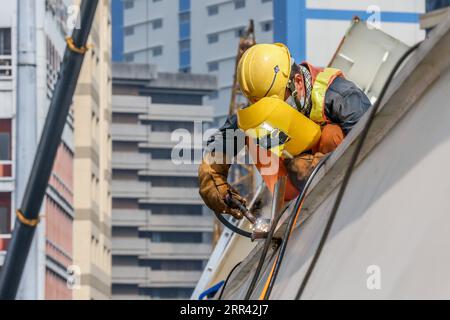 201118 -- MANILA, Nov. 18, 2020 -- A welder works at the construction site of the China-funded Binondo-Intramuros Bridge in Manila, the Philippines, Nov. 18, 2020. The project, started in July 2018, is one of the two China-aid bridges across the Pasig River in the Philippine capital Manila. These bridges are expected to not only improve the capacity and the efficiency of Metro Manila s transportation corridor but also enhance the resilience of the country s road network against natural disasters.  PHILIPPINES-MANILA-CHINA AID-BINONDO-INTRAMUROS BRIDGE ROUELLExUMALI PUBLICATIONxNOTxINxCHN Stock Photo