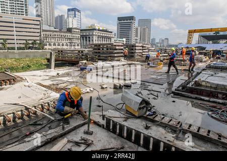 201118 -- MANILA, Nov. 18, 2020 -- Workers work at the construction site of the China-funded Binondo-Intramuros Bridge in Manila, the Philippines, Nov. 18, 2020. The project, started in July 2018, is one of the two China-aid bridges across the Pasig River in the Philippine capital Manila. These bridges are expected to not only improve the capacity and the efficiency of Metro Manila s transportation corridor but also enhance the resilience of the country s road network against natural disasters.  PHILIPPINES-MANILA-CHINA AID-BINONDO-INTRAMUROS BRIDGE ROUELLExUMALI PUBLICATIONxNOTxINxCHN Stock Photo