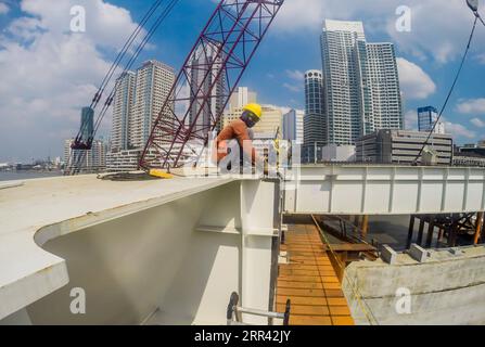 201118 -- MANILA, Nov. 18, 2020 -- Workers work at the construction site of the China-funded Binondo-Intramuros Bridge in Manila, the Philippines, Nov. 18, 2020. The project, started in July 2018, is one of the two China-aid bridges across the Pasig River in the Philippine capital Manila. These bridges are expected to not only improve the capacity and the efficiency of Metro Manila s transportation corridor but also enhance the resilience of the country s road network against natural disasters.  PHILIPPINES-MANILA-CHINA AID-BINONDO-INTRAMUROS BRIDGE ROUELLExUMALI PUBLICATIONxNOTxINxCHN Stock Photo