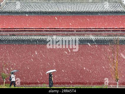 201121 -- BEIJING, Nov. 21, 2020 -- A man crosses a road in the snow in ...