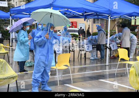 201126 -- BEIJING, Nov. 26, 2020 -- Medical staff guide residents at a nucleic acid testing site in Qingdao, east China s Shandong Province, Oct. 14, 2020. TO GO WITH XINHUA HEADLINES OF NOV. 26, 2020.  CHINA-COVID-19-SPORADIC OUTBREAKS-CONTAININGCN LixZiheng PUBLICATIONxNOTxINxCHN Stock Photo