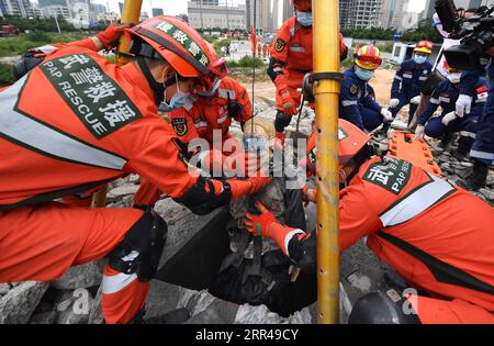 201126 -- BEIJING, Nov. 26, 2020 -- Rescuers perform rescue task during an earthquake emergency drill in Haikou, south China s Hainan Province, Nov. 25, 2020. The emergency drill features search and rescue, medical treatment, and epidemic prevention.  XINHUA PHOTOS OF THE DAY GuoxCheng PUBLICATIONxNOTxINxCHN Stock Photo