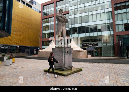 201126 -- BEIJING, Nov. 26, 2020 -- Photo taken on Nov. 17, 2020 shows a statue of Friedrich Engels in Manchester, Britain. TO GO WITH XINHUA HEADLINES OF NOV. 26, 2020. Photo by /Xinhua BRITAIN-FRIEDRICH ENGELS-200TH BIRTH ANNIVERSARY JonxSuper PUBLICATIONxNOTxINxCHN Stock Photo