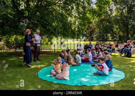 'Rosie & Alan' conduct a War of the Rose's history lesson at Eltham Palace. Stock Photo