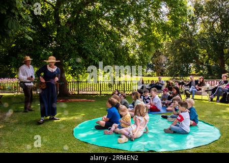 'Rosie & Alan' conduct a War of the Rose's history lesson at Eltham Palace. Stock Photo