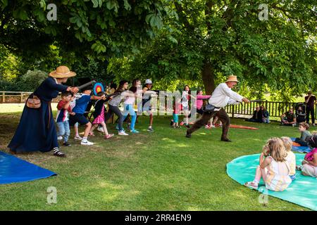 'Rosie & Alan' conduct a War of the Rose's history lesson at Eltham Palace. Stock Photo