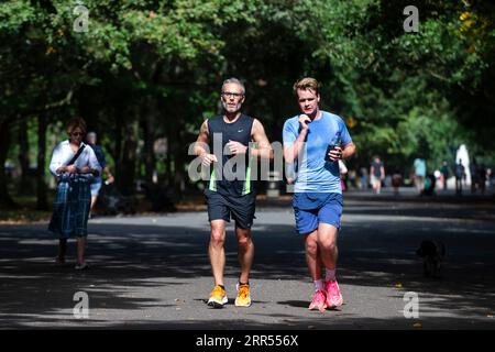 London, Britain. 6th Sep, 2023. People jog in Regent's Park in London, Britain, on Sept. 6, 2023. The United Kingdom (UK) upgraded the heat health warning from yellow to amber on Tuesday for eight of the country's nine regions as temperatures are expected to exceed 30 degrees Celsius on Wednesday and Thursday and remain high into the weekend. Credit: Stephen Chung/Xinhua/Alamy Live News Stock Photo