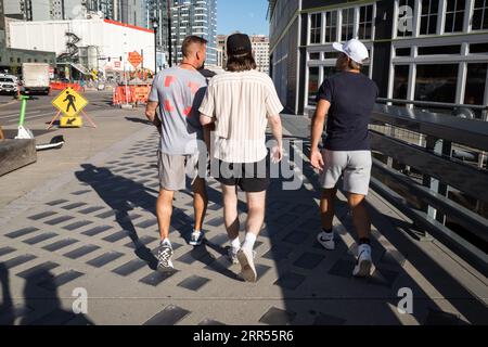 Seattle, USA.29 Jun, 2023. Three people on the waterfront. Stock Photo