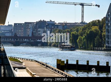 Berlin, Germany. 06th Sep, 2023. A boat sails on the Spree in the direction of Oberbaumbrücke. Credit: Jens Kalaene/dpa/Alamy Live News Stock Photo