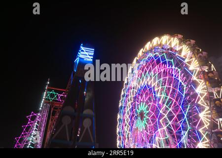 Rajkot, India. 6th September, 2023. Heavy rides climbing to the sky illuminating various neon lights near Reliance Mall 150 feet Ring Road in Rajkot. Credit: Nasirkhan Davi/Alamy Live News Stock Photo