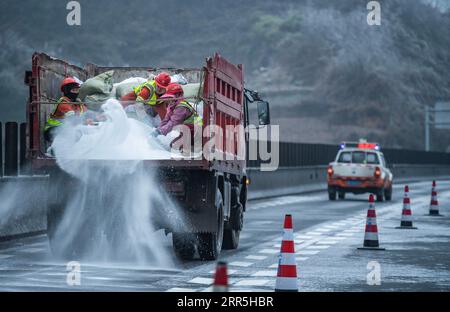 https://l450v.alamy.com/450v/2rr5hbr/210107-qianxi-jan-7-2021-workers-sprinkle-salt-to-clear-ice-off-a-road-in-southwest-china-s-guizhou-province-jan-7-2021-workers-sprinkled-salt-on-roads-to-ensure-traffic-safety-after-snow-and-rain-hit-guizhou-province-on-thursday-china-guizhou-cold-weather-salt-sprinkle-cn-taoxliang-publicationxnotxinxchn-2rr5hbr.jpg